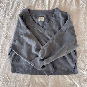 Abercrombie cropped v neck sweatshirt